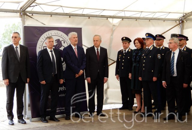 Börtönkórház alapkőletétele 10